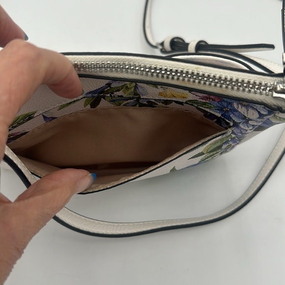 Dana Bachman Cross Body bag, beautiful floral pattern great condition, clean - Picture 6 of 8